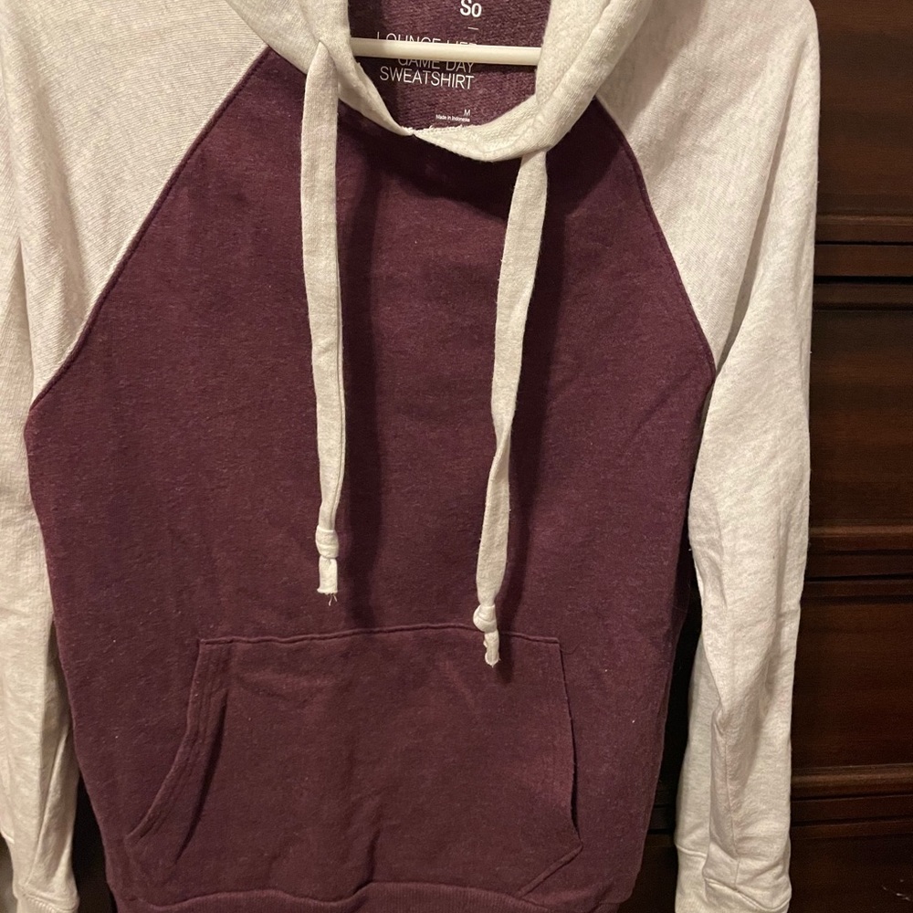 So Kohl’s maroon sweatshirt